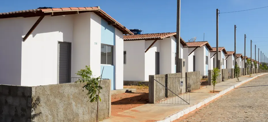 Imagem de casas em um condomínio novo com lançamento imobiliário para o primeiro semestre de 2025, com ruas pavimentadas e iluminação pública, ideal para quem busca investir em imóveis na temporada de lançamentos.