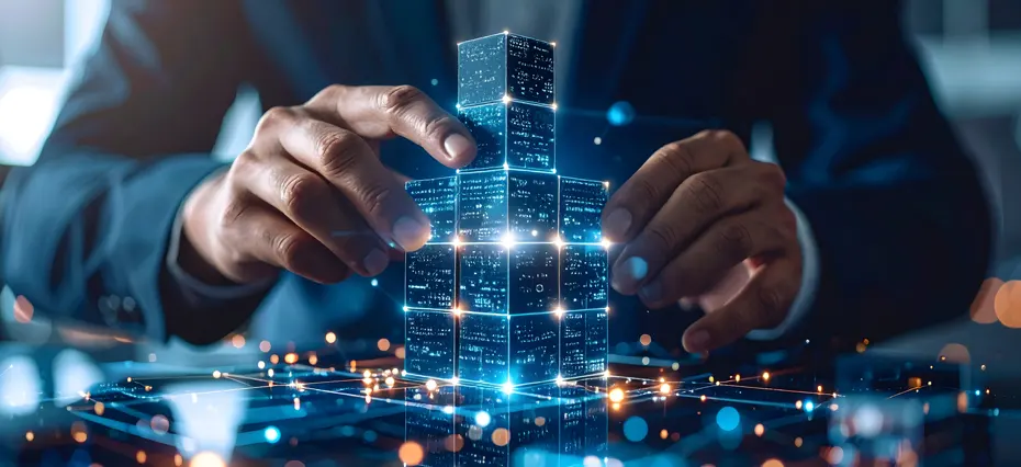 Profissional utilizando tecnologia avançada para prospecção de obras em construção, com projeção de blocos digitais em um ambiente tecnológico e inovador.
